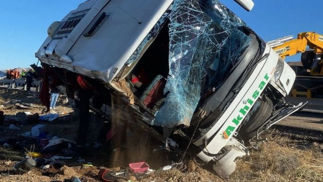 Aksaray'da tur otobüsü devrildi. Çok sayıda yaralı ve ölü var.