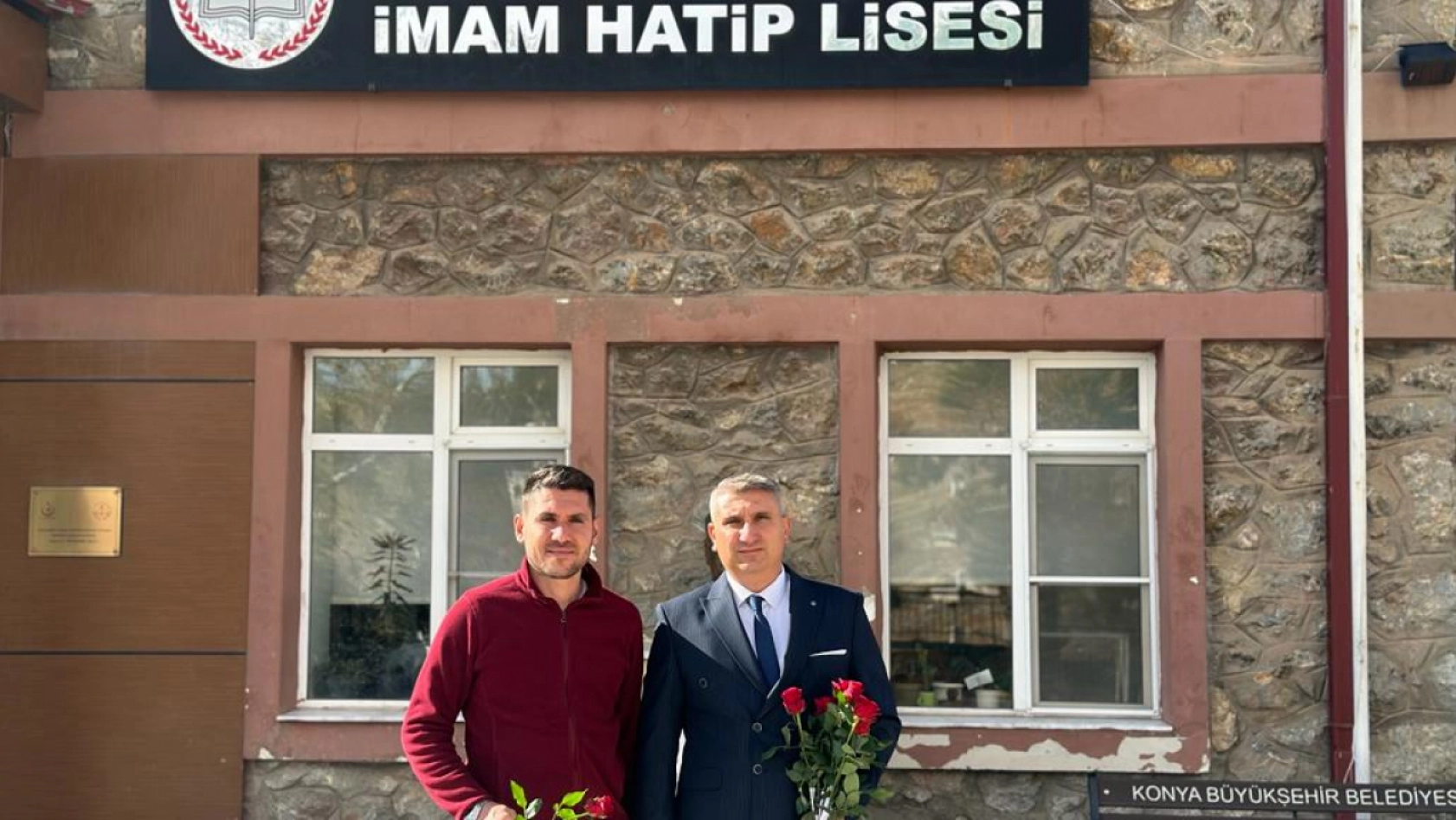 AK Parti Belediye Başkan Aday Adayı Salih Yazıcı'dan büyük jest! 19 kurumda tek tek gül dağıttı