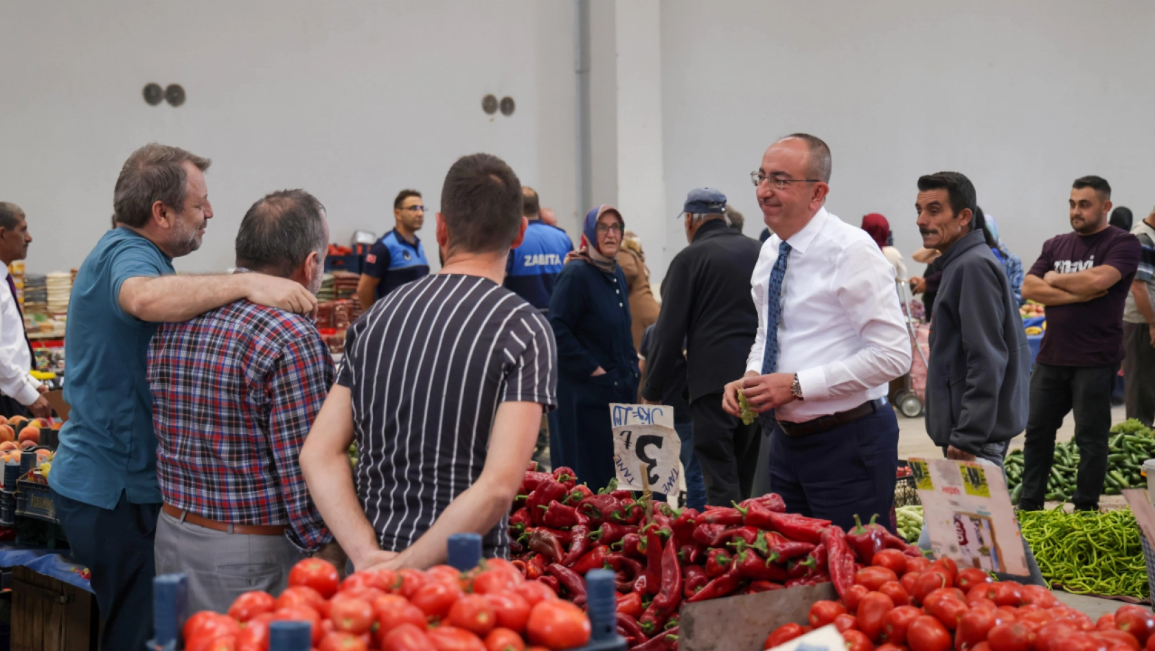 Başkan Kavuş pazarda vatandaşlarla bir araya geldi