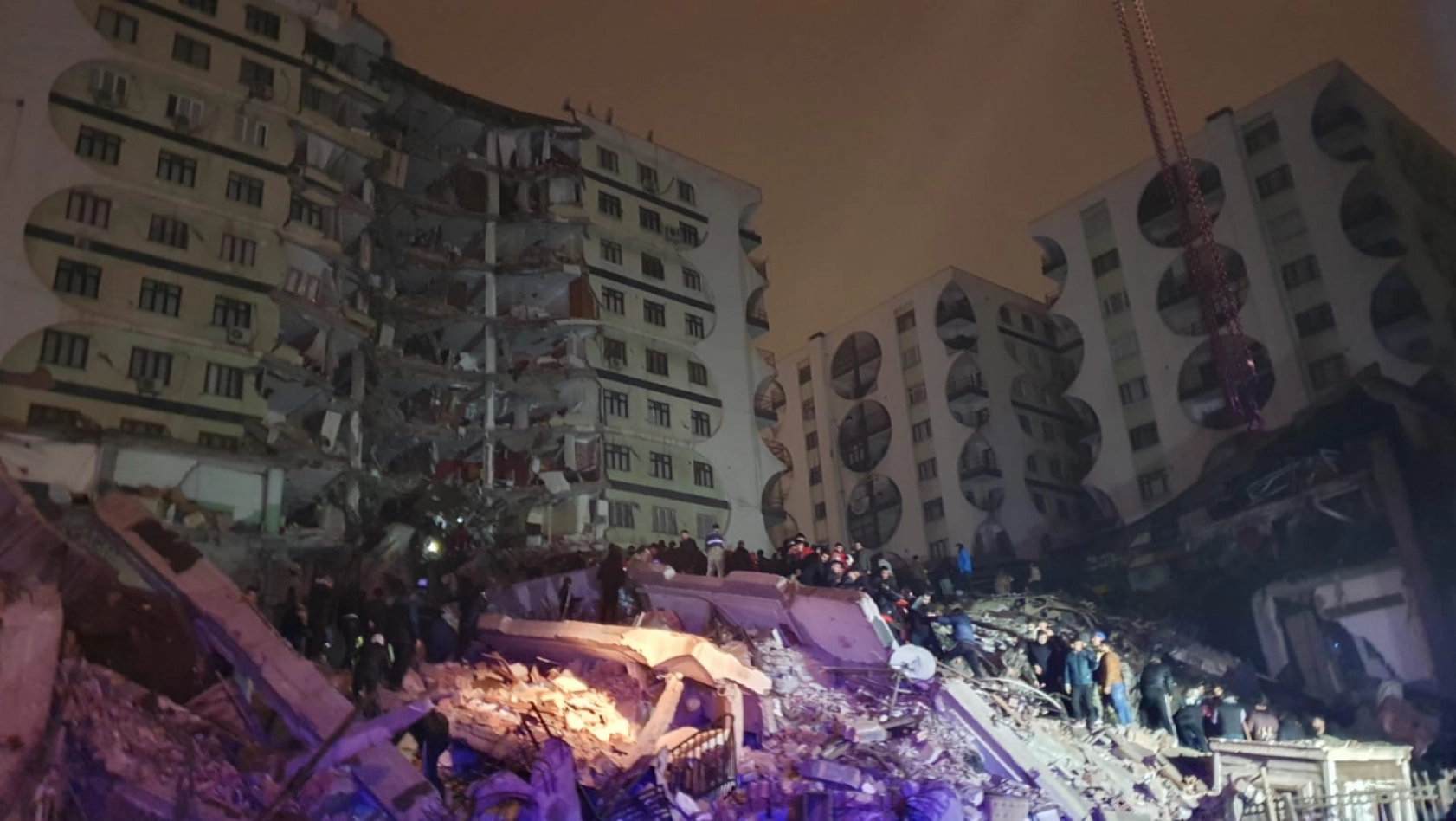 Depremde can kaybı bin 762'ye yükseldi