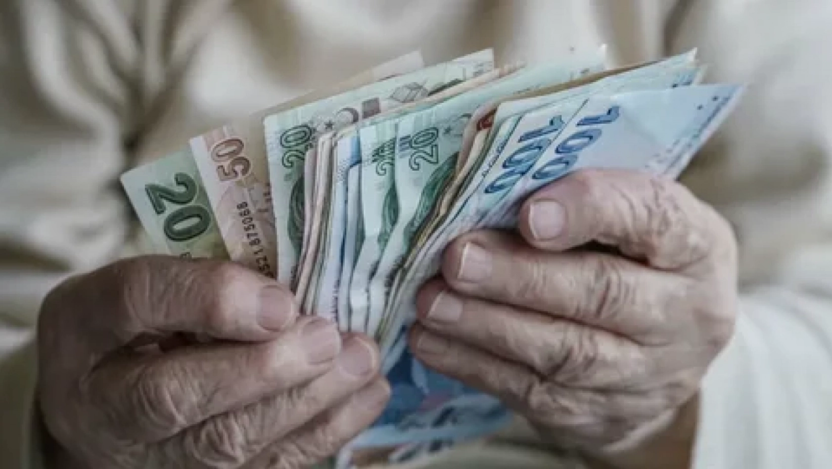 Emeklilere 100. yıl ikramiyesi iddiası yalanlandı: Ara zam çalışmaları sürüyor