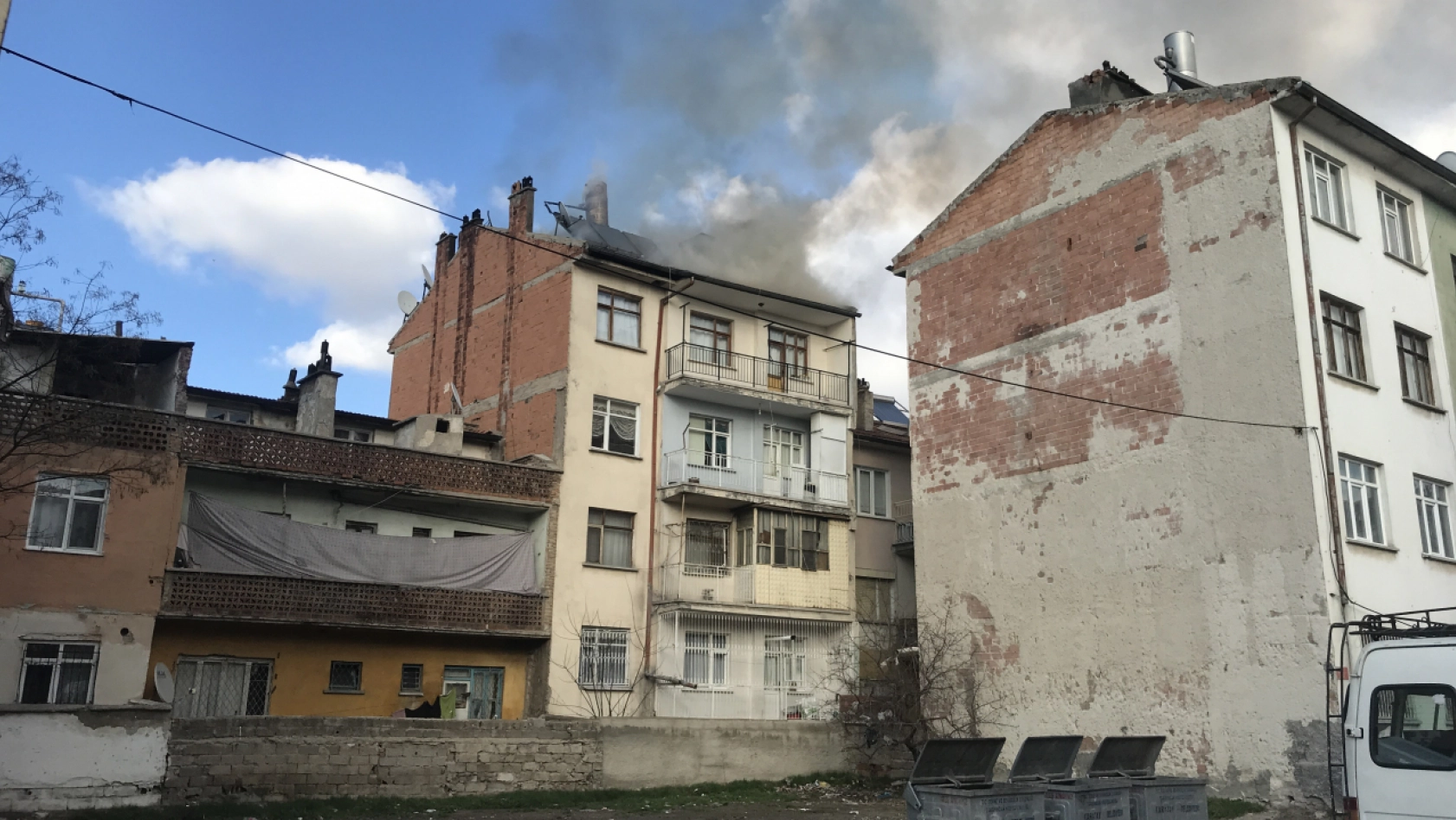 Konya'da binanın çatısı alev alev yandı