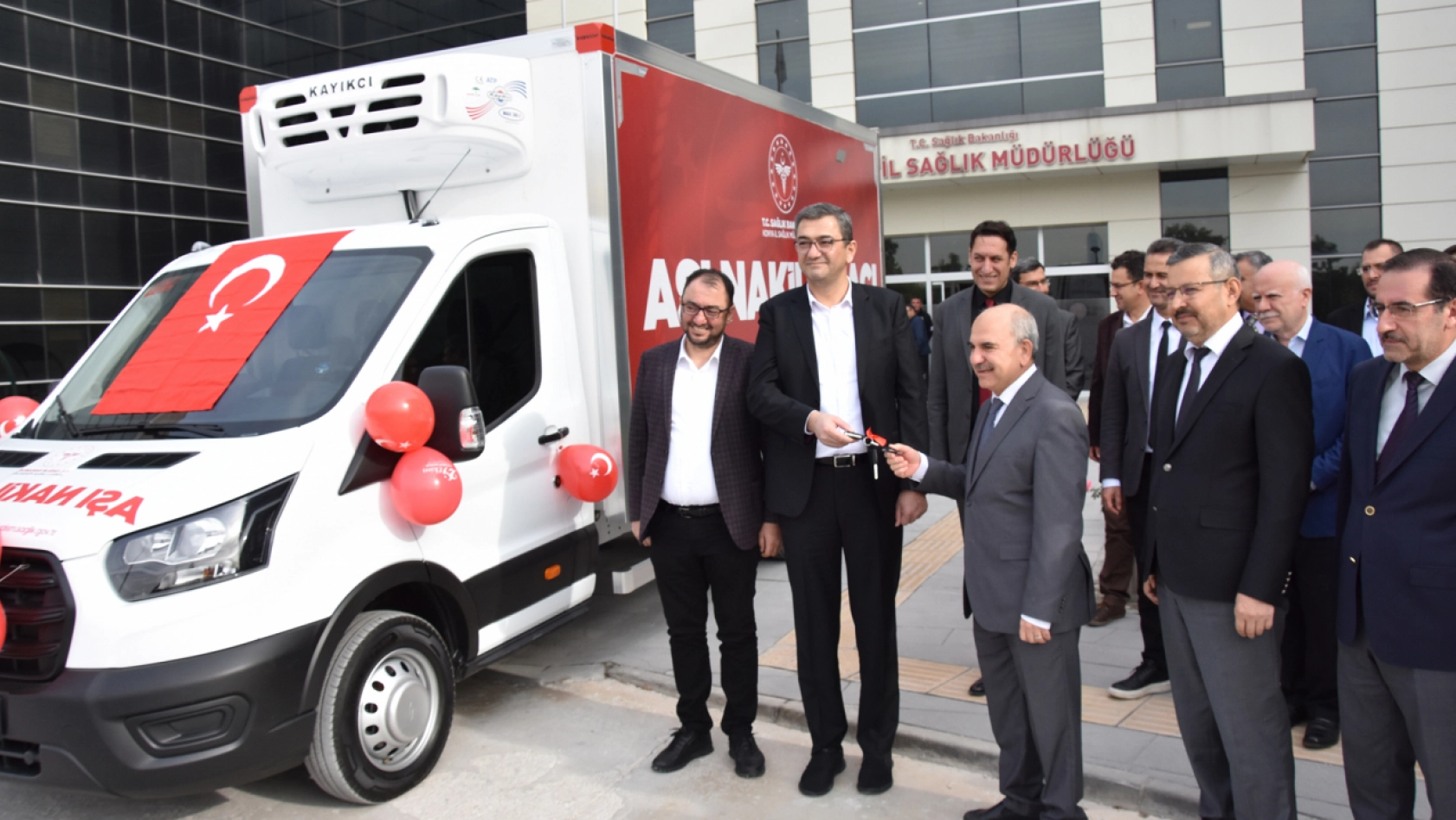 Konya'da bir hayırseverden aşı nakil aracı