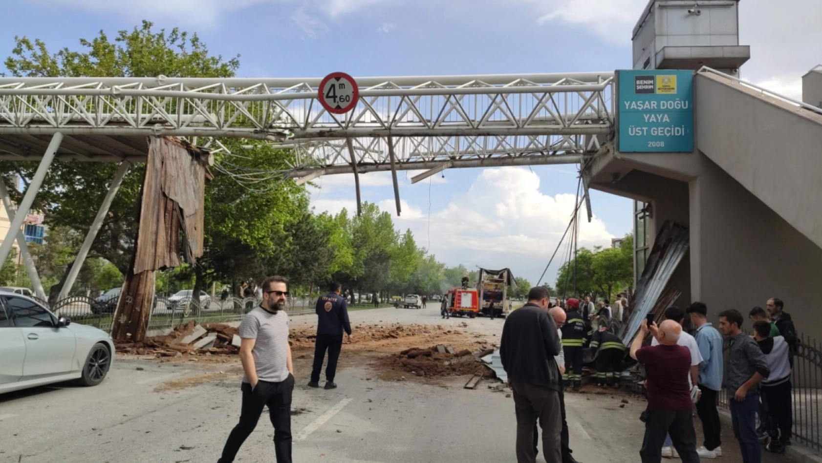 Konya'da TIR yaya geçidini yıktı: 1 yaralı