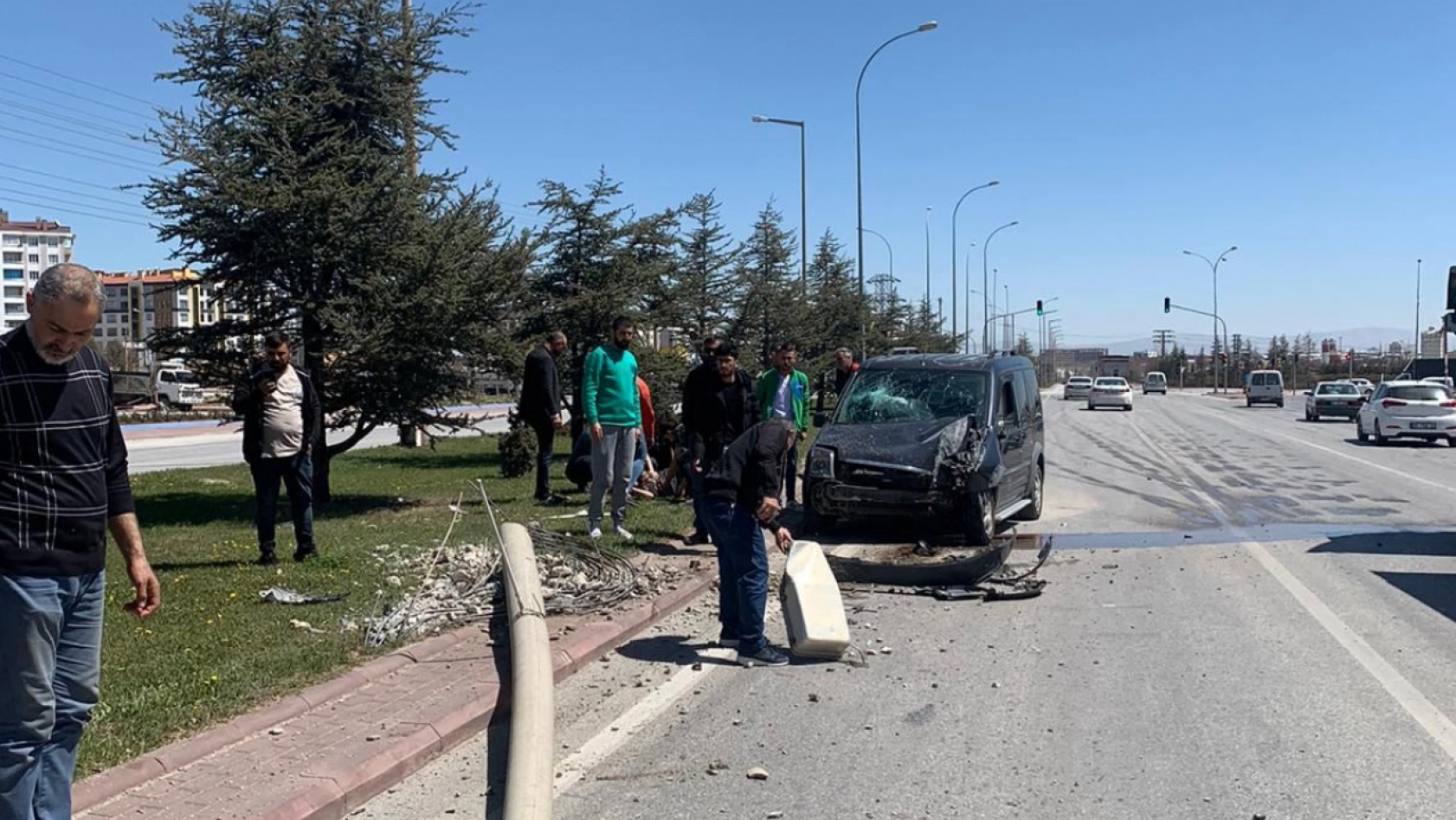 Konya'da trafik kazası: Araç direğe çarptı