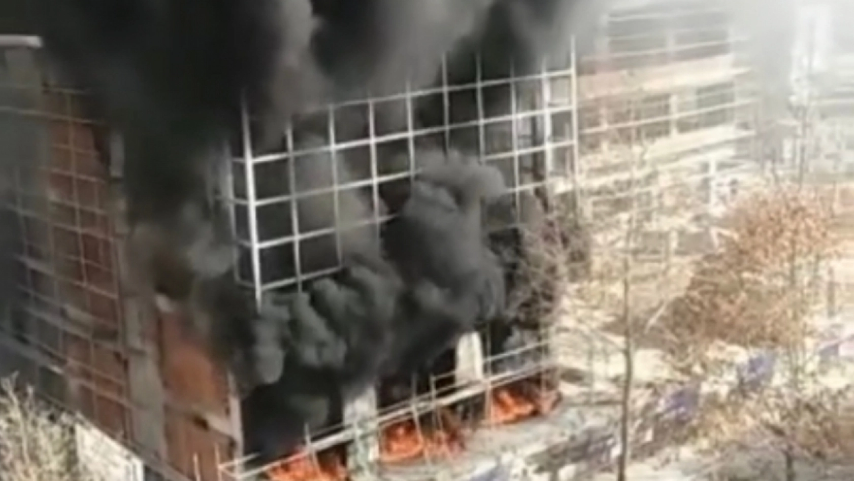 Son Dakika: Konya'da inşaat halindeki binada yangın çıktı
