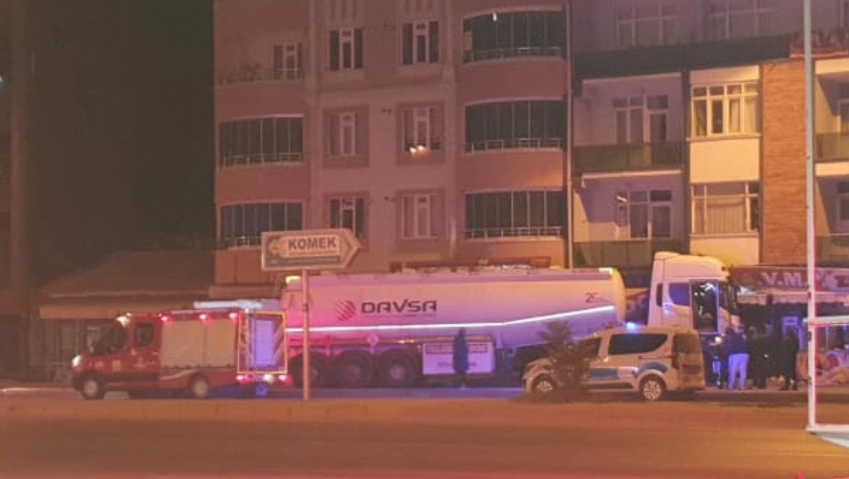 Konya'da kontrolden çıkan yakıt tankeri marketin önündeki dolaplara çarparak durabildi