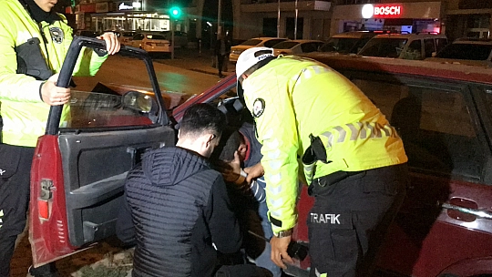 Konya'daki kazada yaralanan sürücüye ilk müdahaleyi yoldan geçen sağlıkçı yaptı