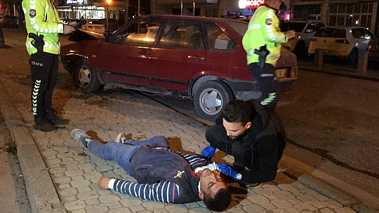 Konya'daki kazada yaralanan sürücüye ilk müdahaleyi yoldan geçen sağlıkçı yaptı