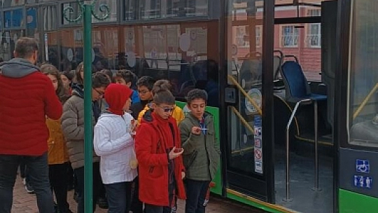 Öğrencilere Toplu Taşıma Kuralları Eğitimi Veriliyor