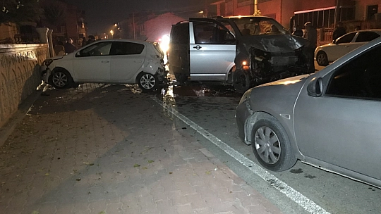 Konya'da polisten kaçarken araçlara çarptı kaçmaya devam etti