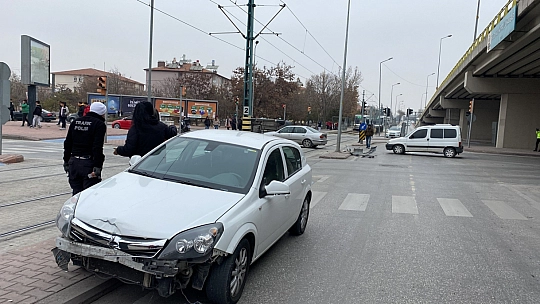 Konya'da otomobil tramvay yoluna devrildi, seferler aksadı