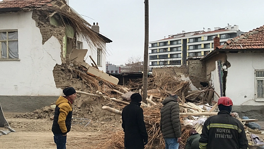 Konya merkezde ev çöktü