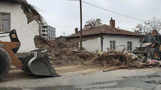 Konya merkezde ev çöktü