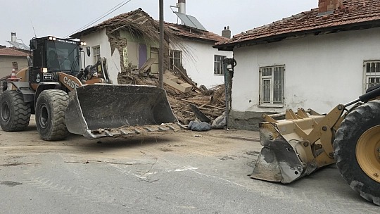 Konya merkezde ev çöktü