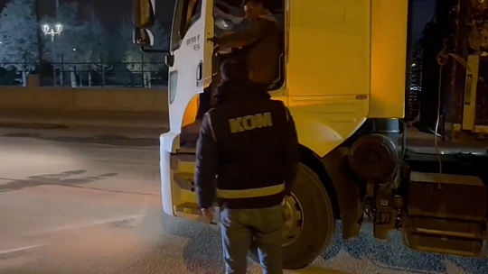 Baba ve oğlu kaçakçılık yaparken yakalandı