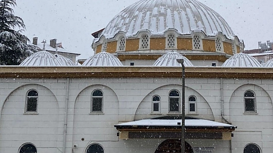 Yuvalarına gelmeye başlayan leyleklere kar sürprizi