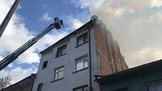 Konya'da binanın çatısı alev alev yandı