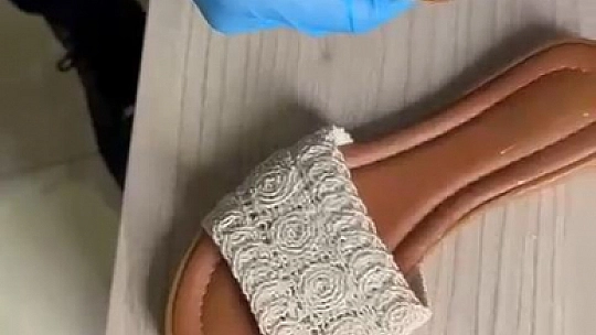 Kargo Paketinde Terlikte Gizlenmiş 30 Gram Kokain Ele Geçirildi