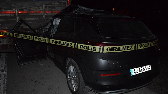Konya'da TIR'a arkadan çarpan otomobildeki 2 kişi yaralandı.