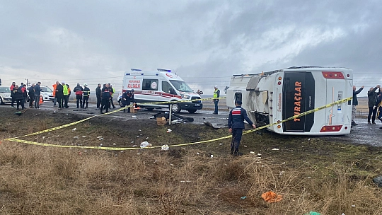 Niğde'de tur midibüsü devrildi: 1 ölü, 27 yaralı