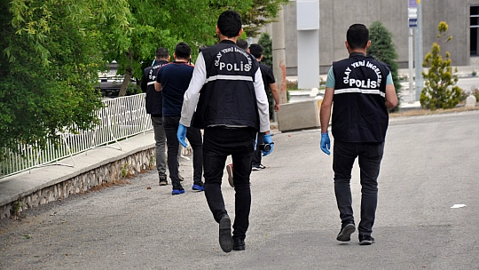 Konya'da bir koca eşini bıçakladıktan sonra kendini de yaraladı