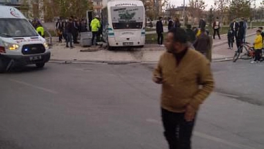 Son dakika Konya'da yolcu minibüsü ile otomobil çarpıştı! Yaralılar var!