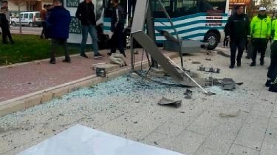 Son dakika Konya'da yolcu minibüsü ile otomobil çarpıştı! Yaralılar var!