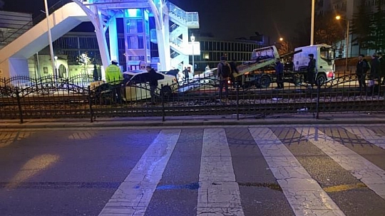 Konya'da otomobil tramvay hattına girdi | seferler durdu