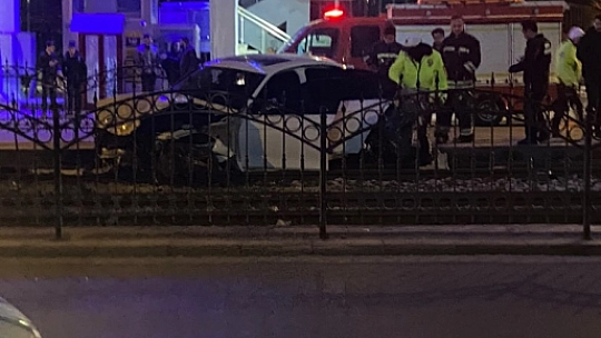 Konya'da otomobil tramvay hattına girdi | seferler durdu