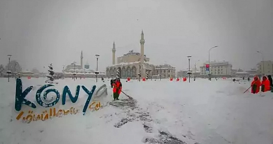 Konya'da sağanak yağış rekor kırdı mevsimin ilk karı düştü