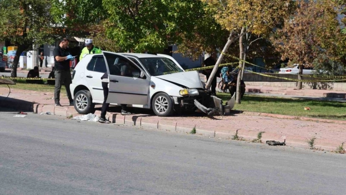 Konya'da aracı hareket halindeyken kalp krizi geçiren sürücü kaza yaptı.