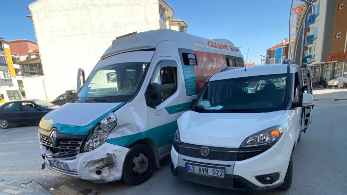 Konya'da dolmuş ile ticari araç çarpıştı.