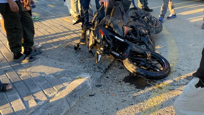 Konya'da kamyonet ile motosiklet çarpıştı.