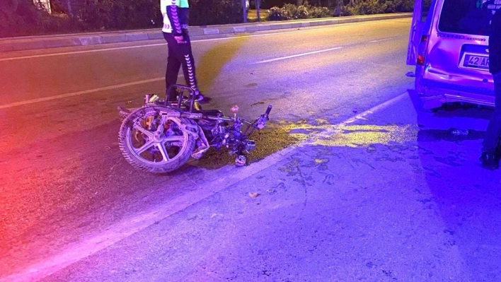 Konya'da motosiklet ile hafif ticari araç çarpıştı.