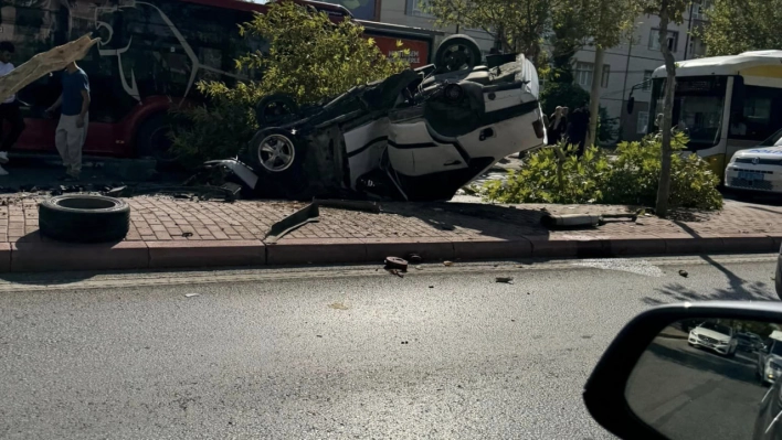 Konya'da otomobil refüjdeki ağaca çarptı