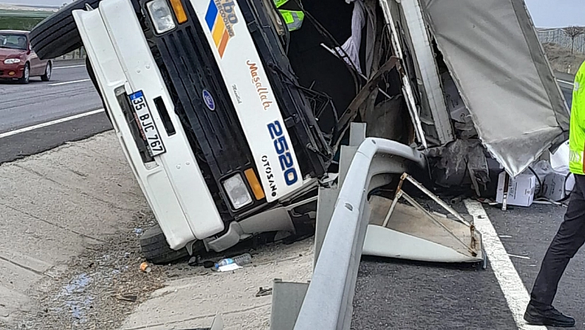 Tarım ilacı yüklü kamyon devrildi, şoför hayatını kaybetti