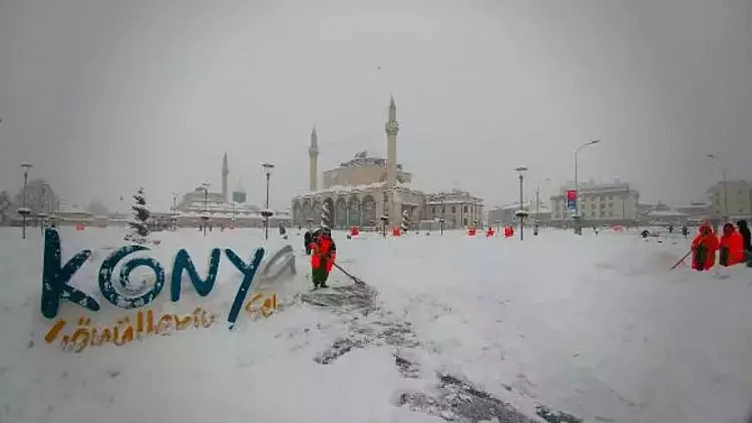 Konya'da sağanak yağış rekor kırdı mevsimin ilk karı düştü