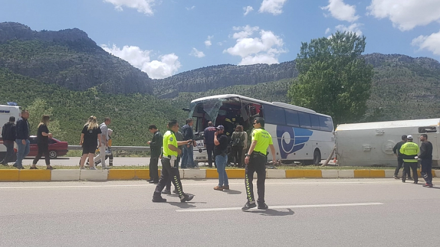 Yolcu Otobüsü, Yol Temizleme Aracına Arkadan Çarptı: 1 Ölü, 15 Yaralı