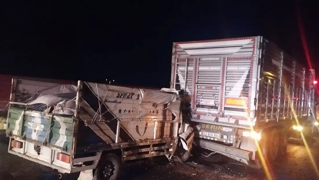 Işıklarda Bekleyen Tıra Arkadan Çarpan Kamyonet Sürücüsü Ağır Yaralandı