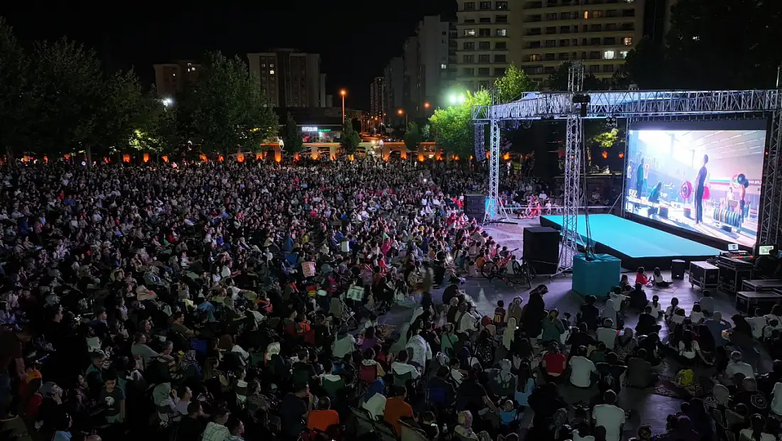 Konyalılar Akın Etti: Kalehan Ecdat Bahçesi'nde Naim Süleymanoğlu ile Nostalji Gecesi Yaşandı