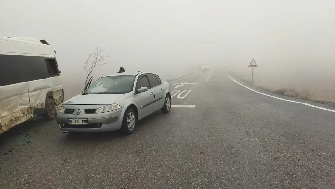 Öğrenci Servisi ile Otomobil Çarpıştı! 10 Yaralı