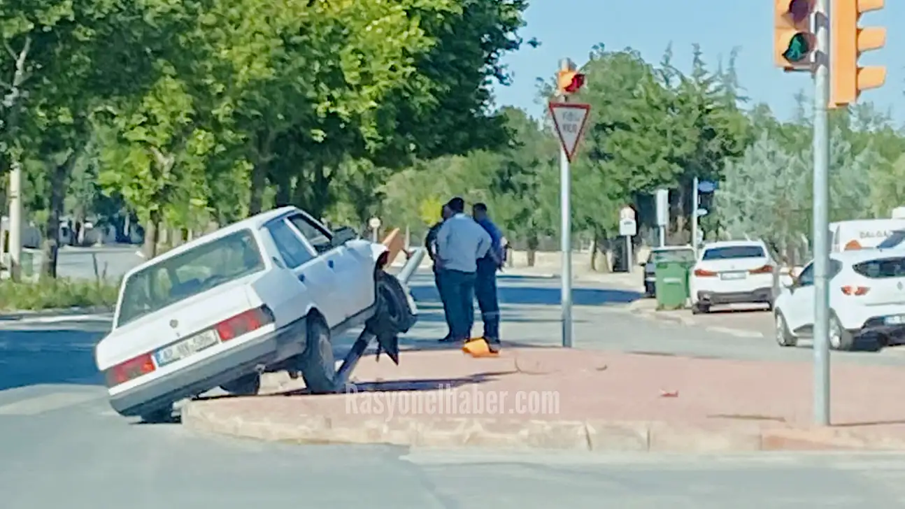 Konya'da İlginç Kaza: Otomobil Refüje Tırmandı, Şans Eseri Yaralanan Olmadı