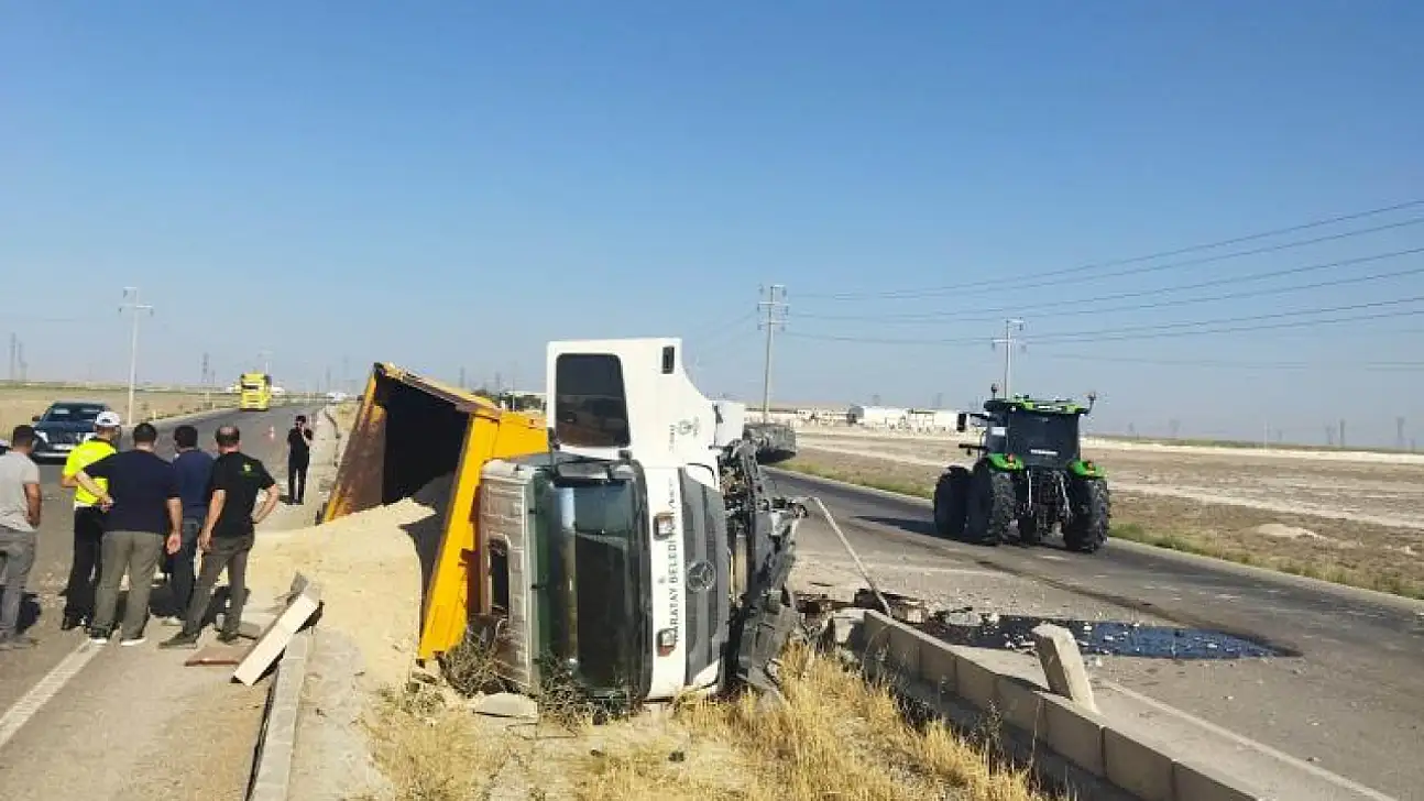 Kum yüklü kamyon refüje devrildi: 1 yaralı