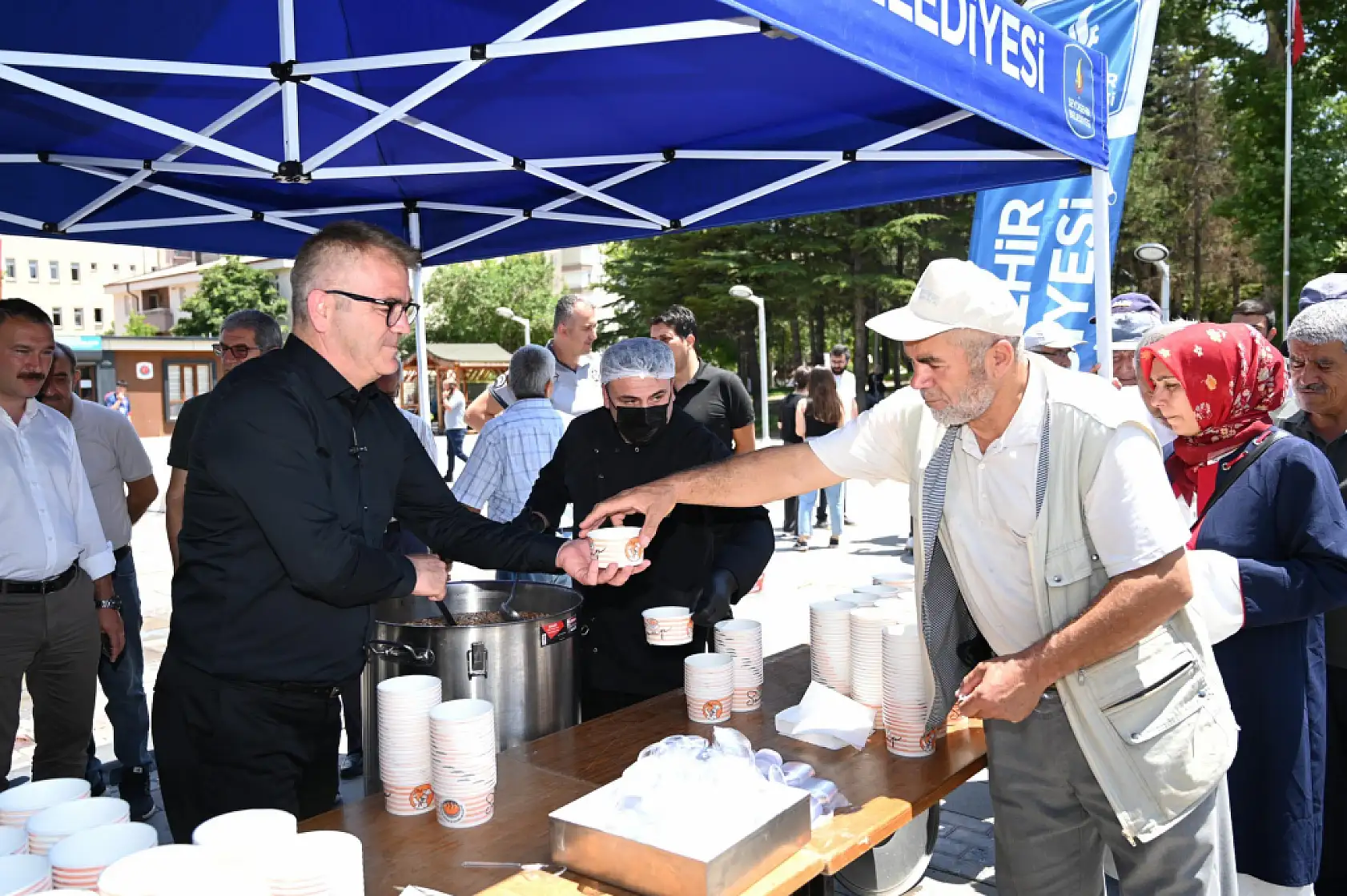 Seydişehir'de Aşure Kazanları Kaynadı: Başkan Kepçenin Başına Geçti
