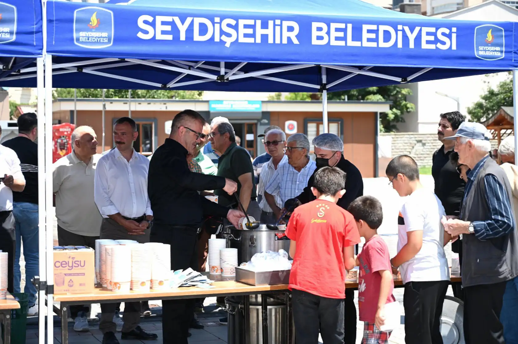 Seydişehir'de Aşure Kazanları Kaynadı: Başkan Kepçenin Başına Geçti