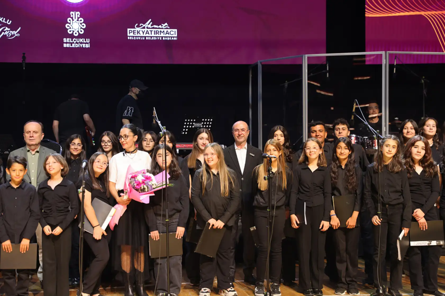 Minik Sanatçılardan Barış Manço'ya Vefa: Konya'da Unutulmaz Gece