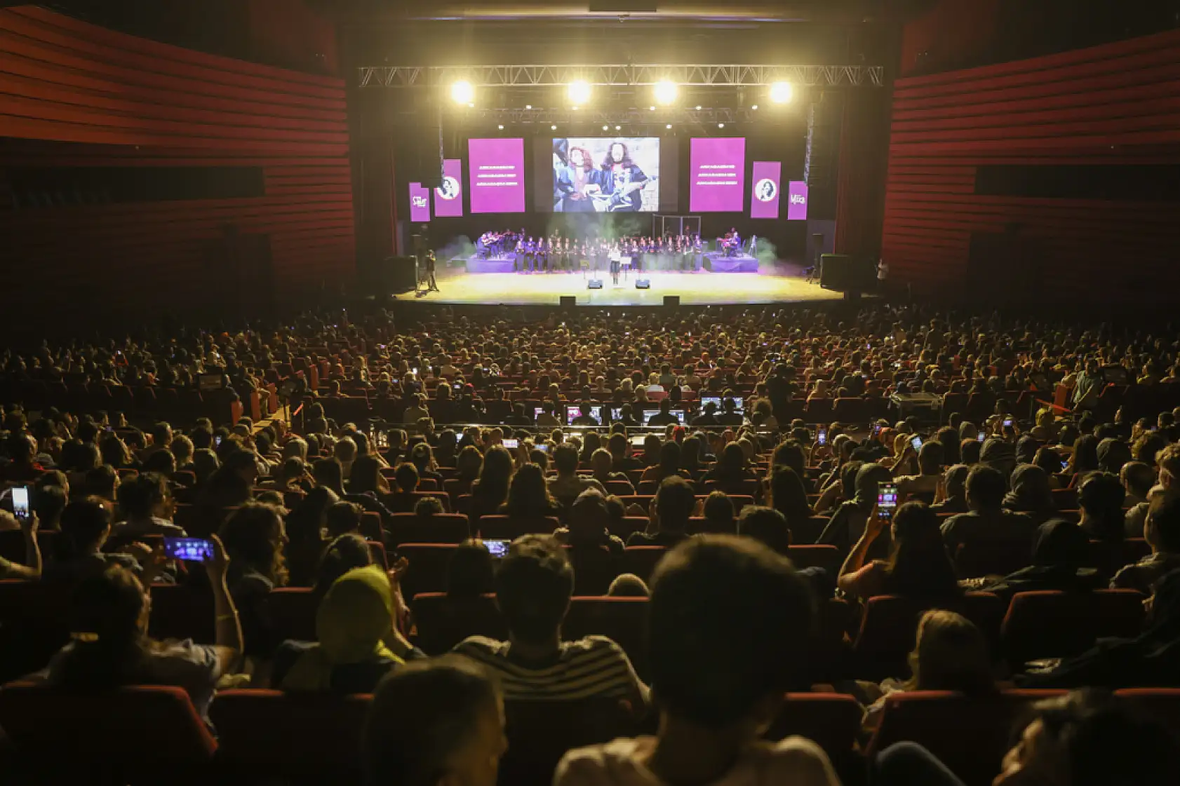 Minik Sanatçılardan Barış Manço'ya Vefa: Konya'da Unutulmaz Gece