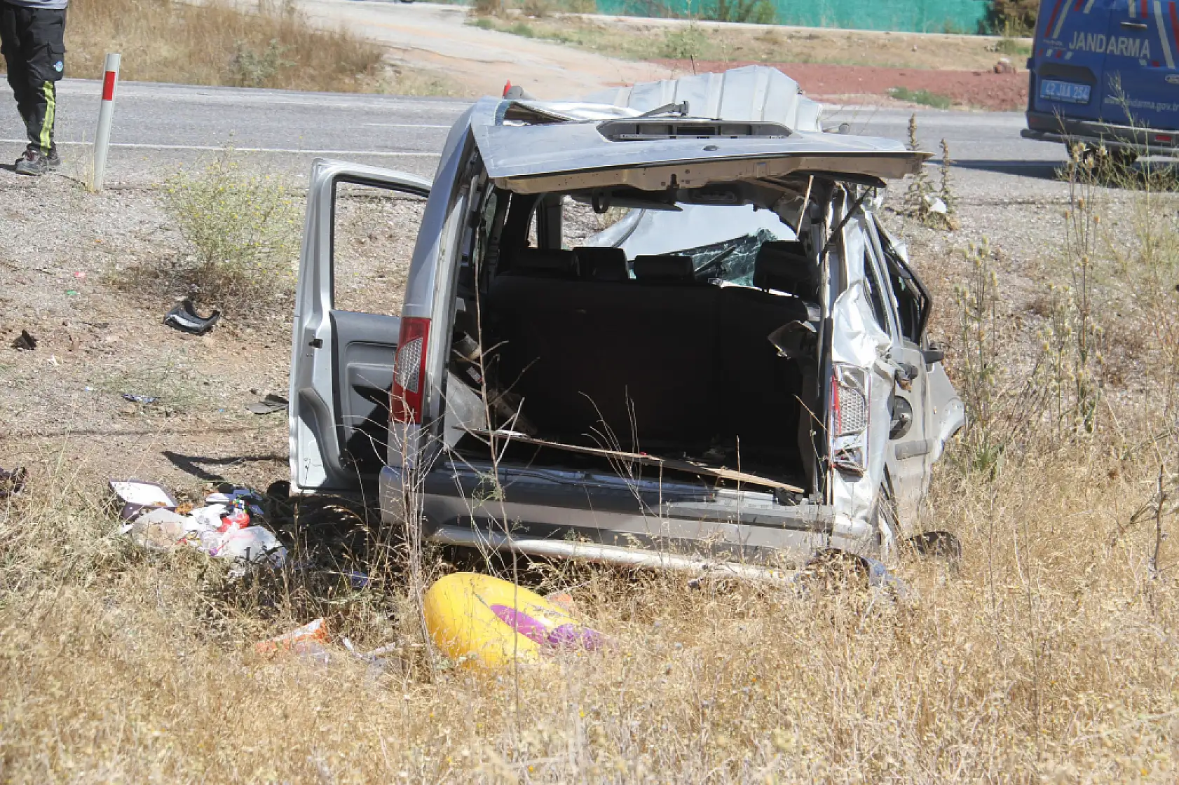 Beyşehir-Antalya Yolunda Feci Kaza: Önce Ağaca Sonra Direğe Çarpan Araçta 5 Kişi Yaralandı, 1'i Ağır