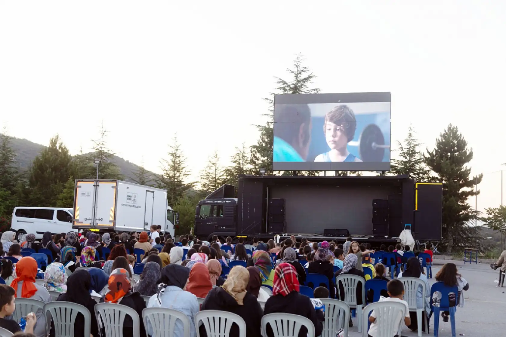 Büyükşehir'den Yaz Akşamlarına Sinema Keyfi: 101 Mahallede Gösterim